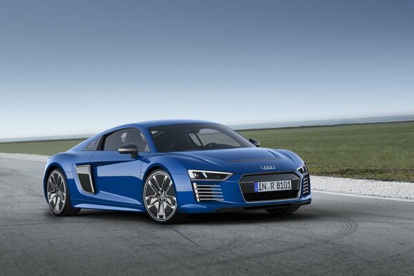 Audi blu guida sulla strada