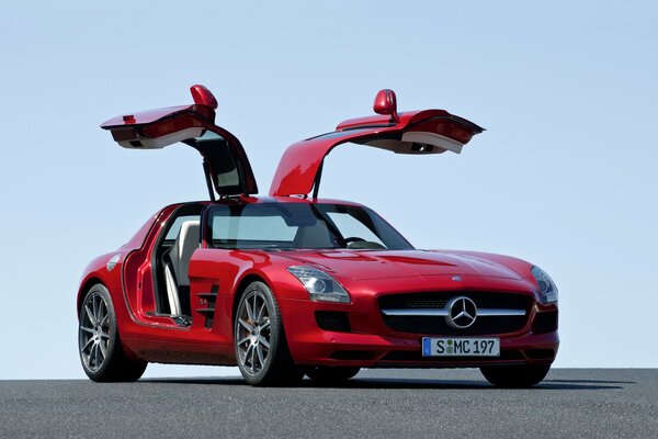 2014 Mercedes-benz SLS 63 amg c197 rojo con puertas ascendentes