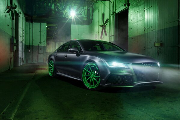 Automobile di audi rs7 nella luce verde dei fari