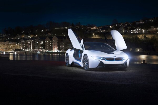 Blanc bmw i8 avec portes ouvertes sur fond d écran de la rivière