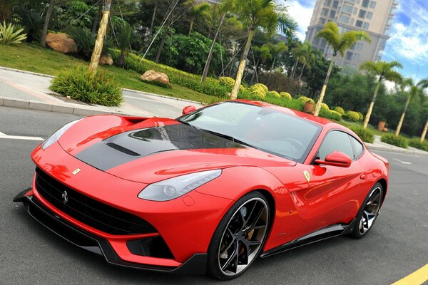 Tuning eines roten Ferrari für ein luxuriöses Mädchen