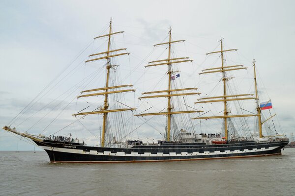 Voile blanc mer noire et bouteille de rhum