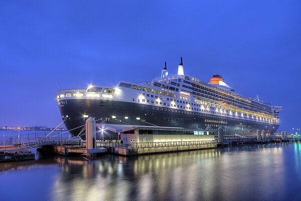 Titanic in Lichtern zum Segeln vorbereiten