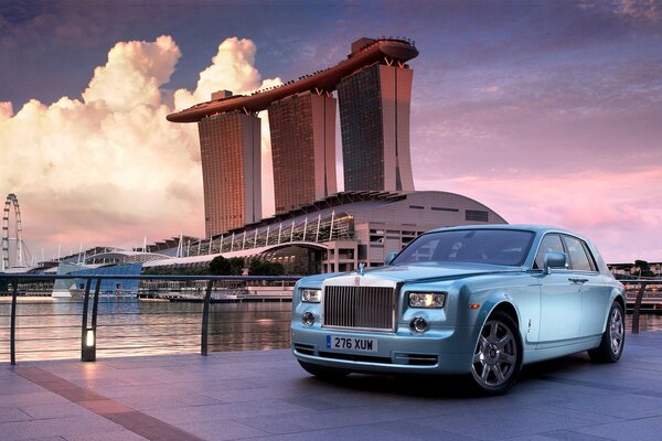 Gran limusina rolls-royce azul con estilo