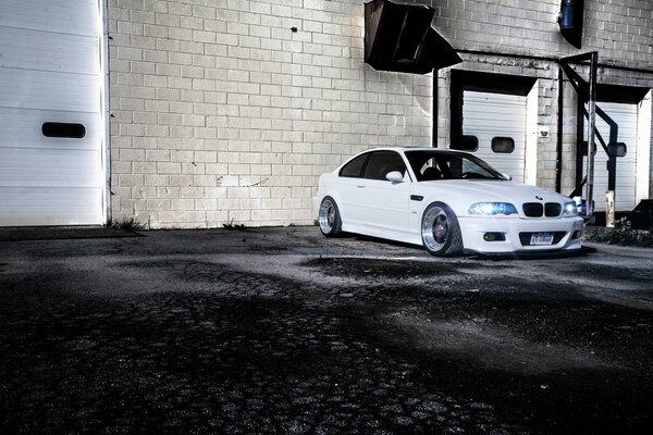 BMW E46 conte blanc sur asphalte gris