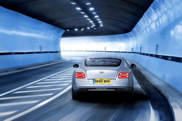 Grey Bentley is the fastest in the maze of roads