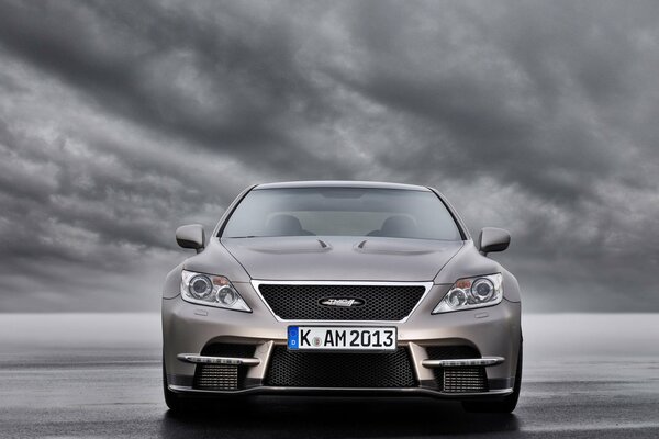 Argento lexus ls tmg contro il cielo. Vista frontale