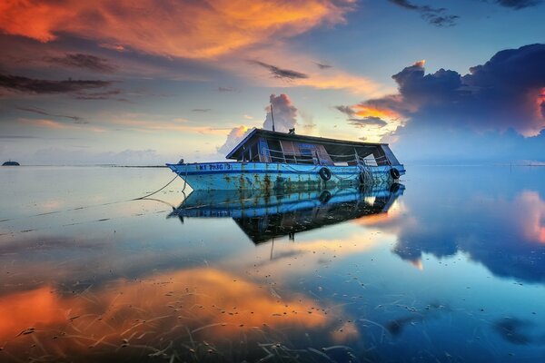 Foto atmosférica de un viejo barco