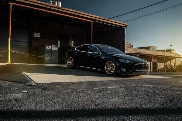 Tesla Model S nera che esce dal garage