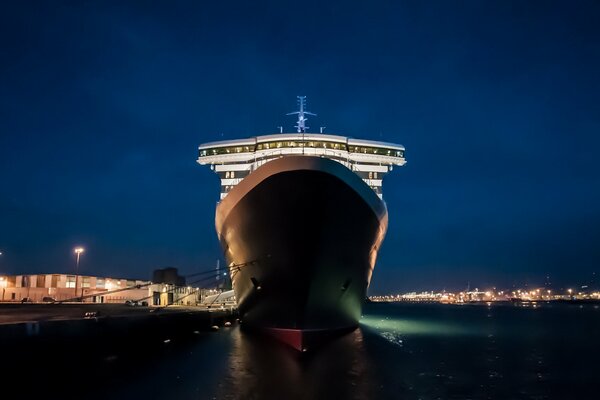 Majestic queen mary 2 at night in france
