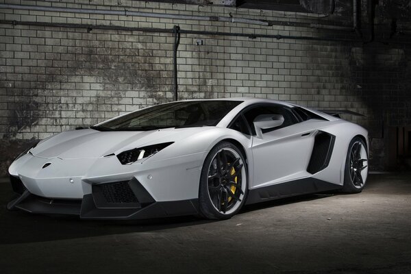 Weißer Lamborghini auf Backsteinmauer Hintergrund