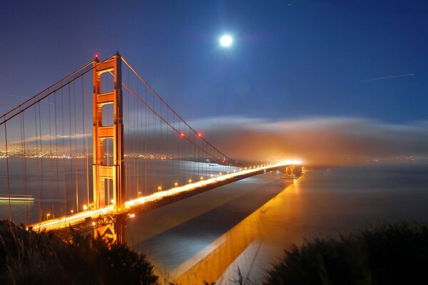 Hermoso puente en los Estados Unidos sobre el océano