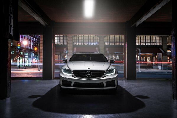 Biały Mercedes z przyciemnianiem w garażu