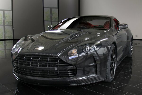 Aston Martin brilla nel garage
