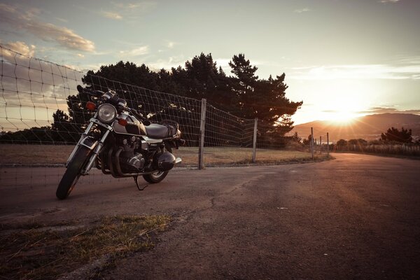 Moto suzuki garée sur fond de coucher de soleil