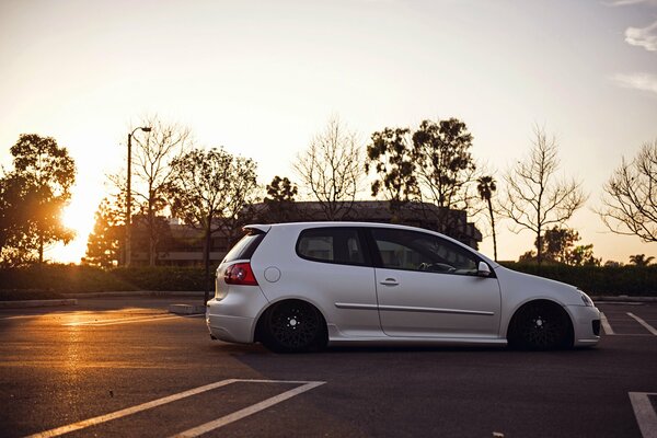 Vw Golf auf der Straße bei Sonnenuntergang