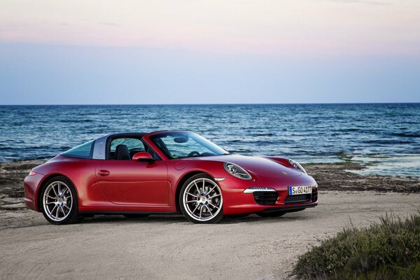 Roter Porsche, 911 2014 an der Küste