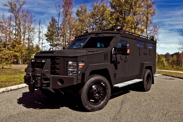 SUV dell esercito corazzato in nero