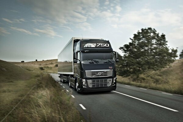 Lastwagen Volvo FH 16 auf der Straße