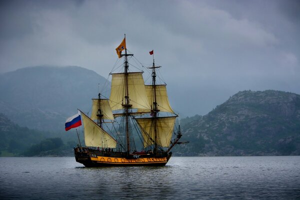 Фрегат с русским флагом в норвежском море. Горы