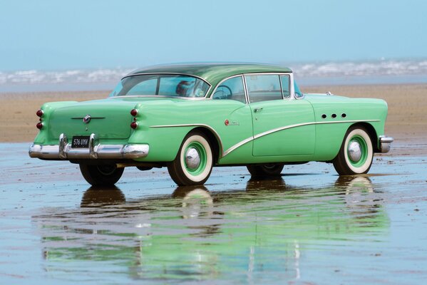 Retro Buick century in zarter türkisfarbener Farbe