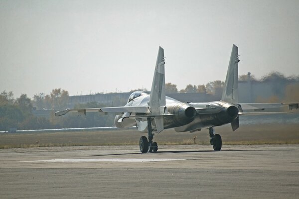 Avion de chasse russe est sur la piste