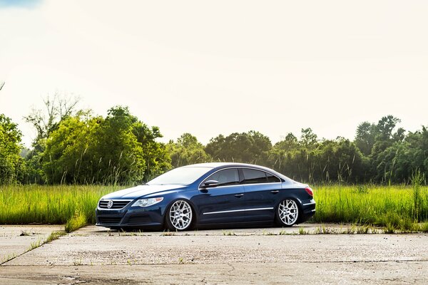 Coche azul volkswagen passat cc