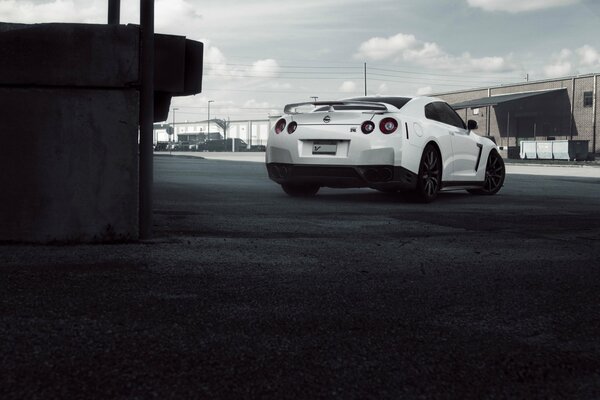 Voiture blanche nissan gtr r35 dans la ville