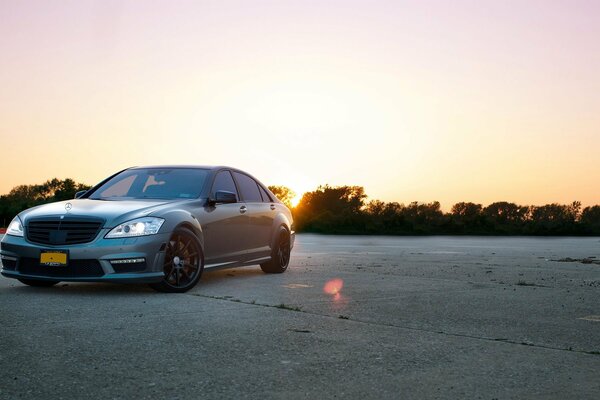 Mercedes c63 al atardecer