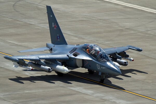 Avión de entrenamiento y combate Yak-130 listo para despegar