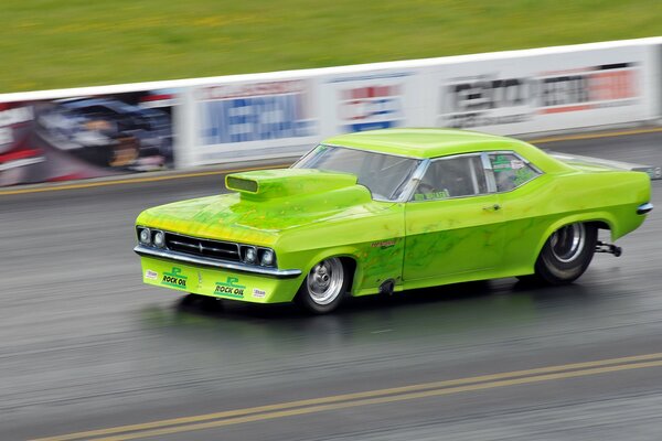 Muscle car partecipa a drag racing