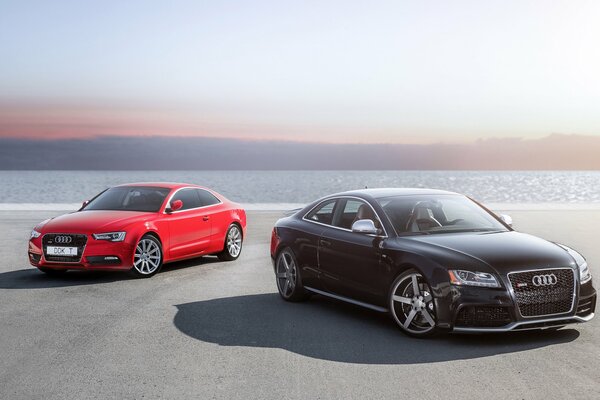 Carta da parati automatica. auto. audi rs5 rossa e audi A5 nera