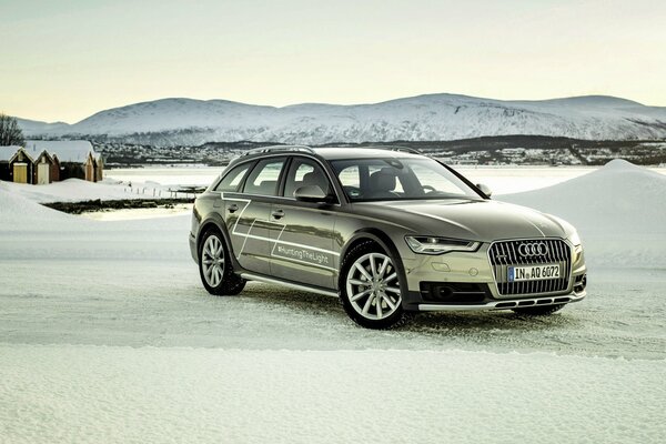 Audi A6 Quatro en la carretera de invierno