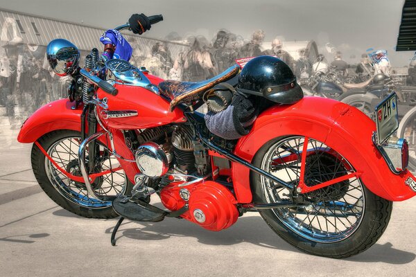 Motocicleta retro roja con casco