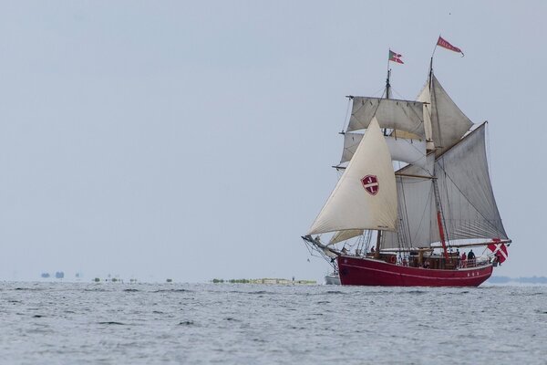 Ein großes Schiff mit Segeln segelt auf dem Meer