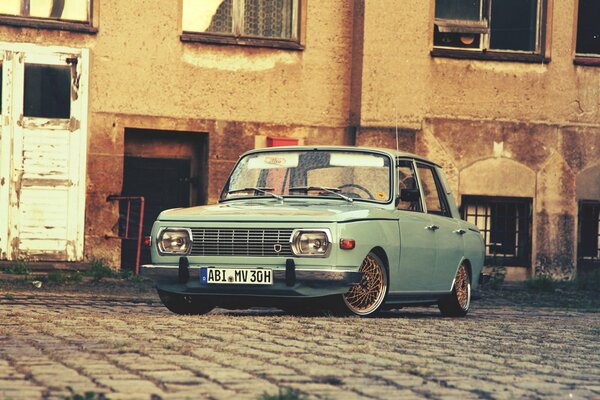 Oldtimer-Klassiker auf der Pflasterstraße