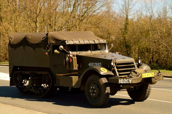 Véhicule blindé semi - blindé half-track de la seconde guerre mondiale