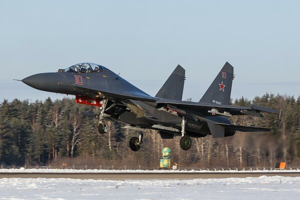 Jet supermaneuverable Su-35 on the runway