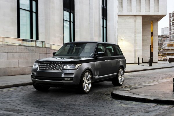 Range Rover fait le tour de la ville