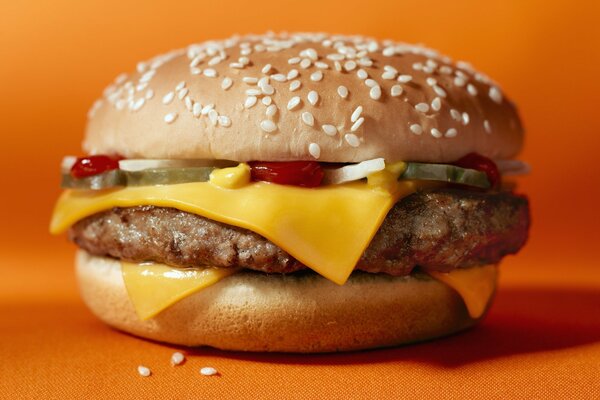 Cheeseburger urgent sur fond orange