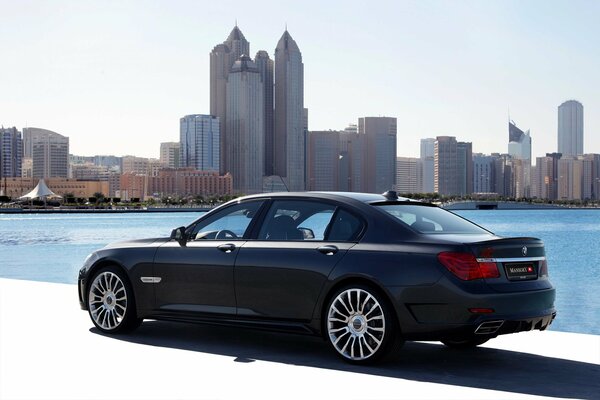 BMW voiture noire sur fond de Panorama urbain