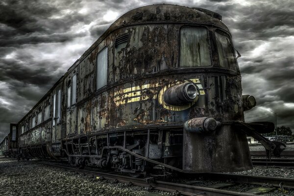 Zombie, apocalisse, treno ferroviario abbandonato