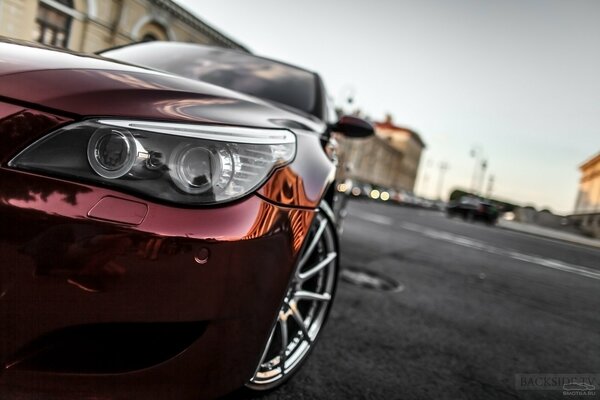 Bmw e60 rot in der Stadt