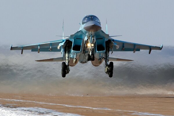 Су - 34 огромный бомбардировщик взлетает с аэродрома