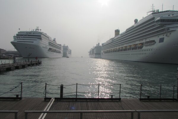 Fotos von Schiffen und Linienschiffen im Hafen