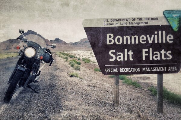 Motocicleta en el fondo del letrero de Bonneville