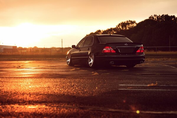 Lexus sur la route vue arrière au coucher du soleil