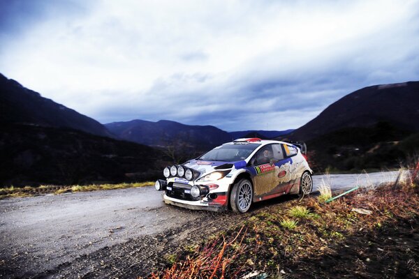 Ford fiesta Rallye-Rennen vor dem Hintergrund der Berge