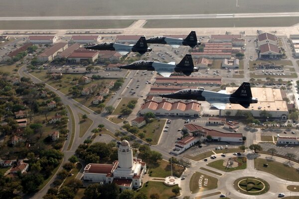 Les avions ne volent pas très haut au-dessus de la ville