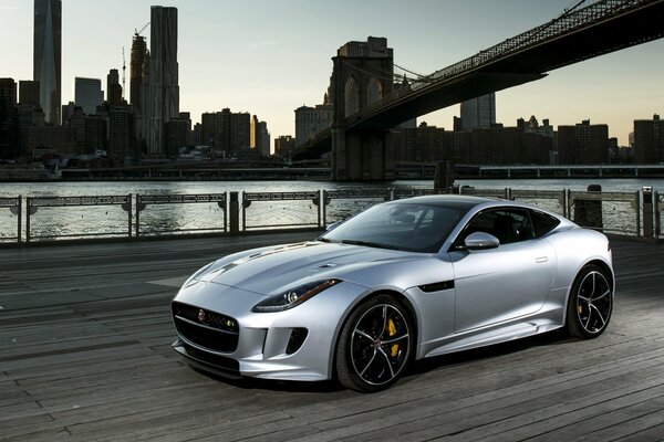 Jaguar argent, f-type 2015année américaine, fond Manhattan